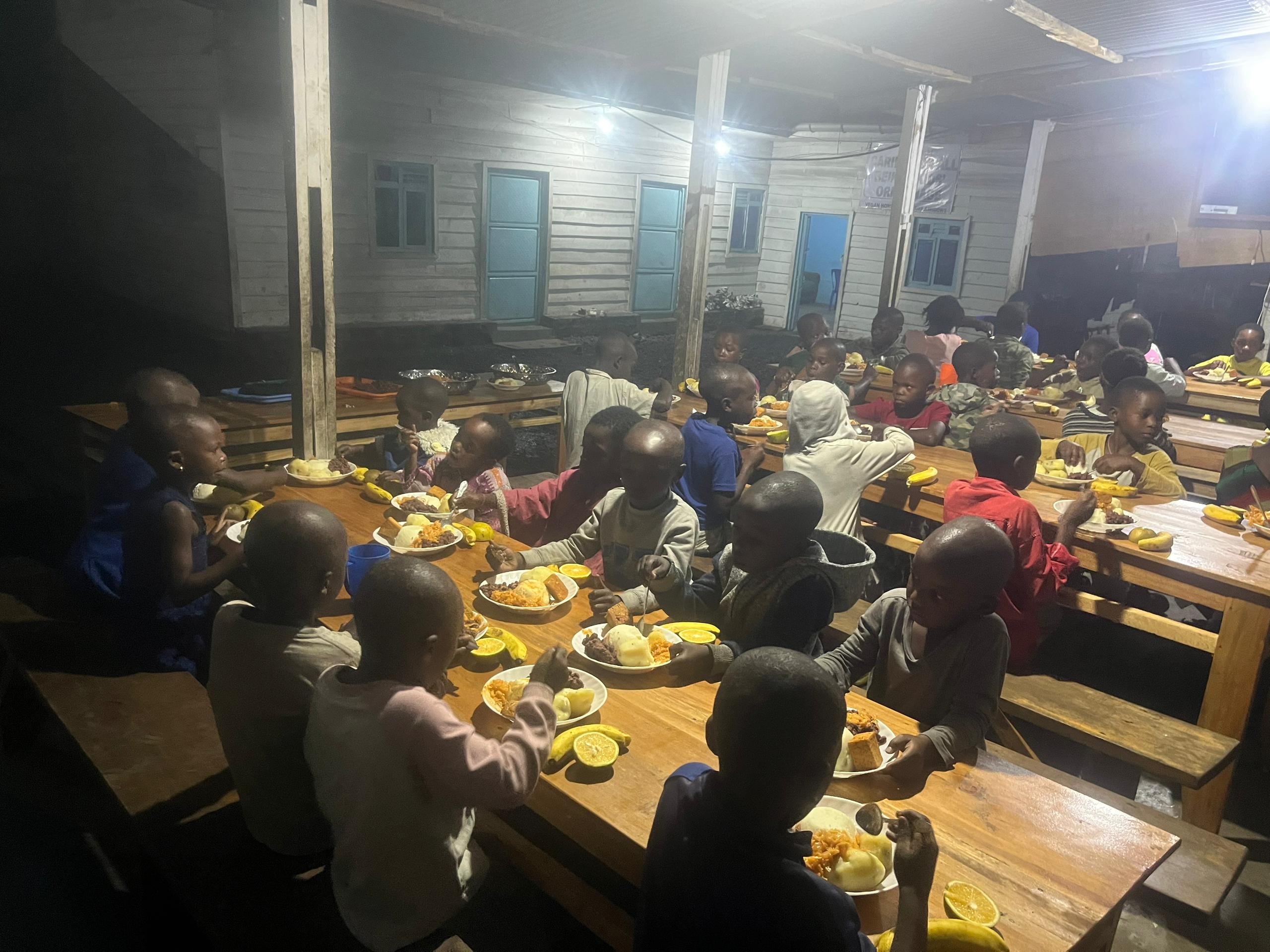 Aide pour l'alimentation des enfants orphelins victimes de la guerre à Goma, dans l'Est de la RD CONGO