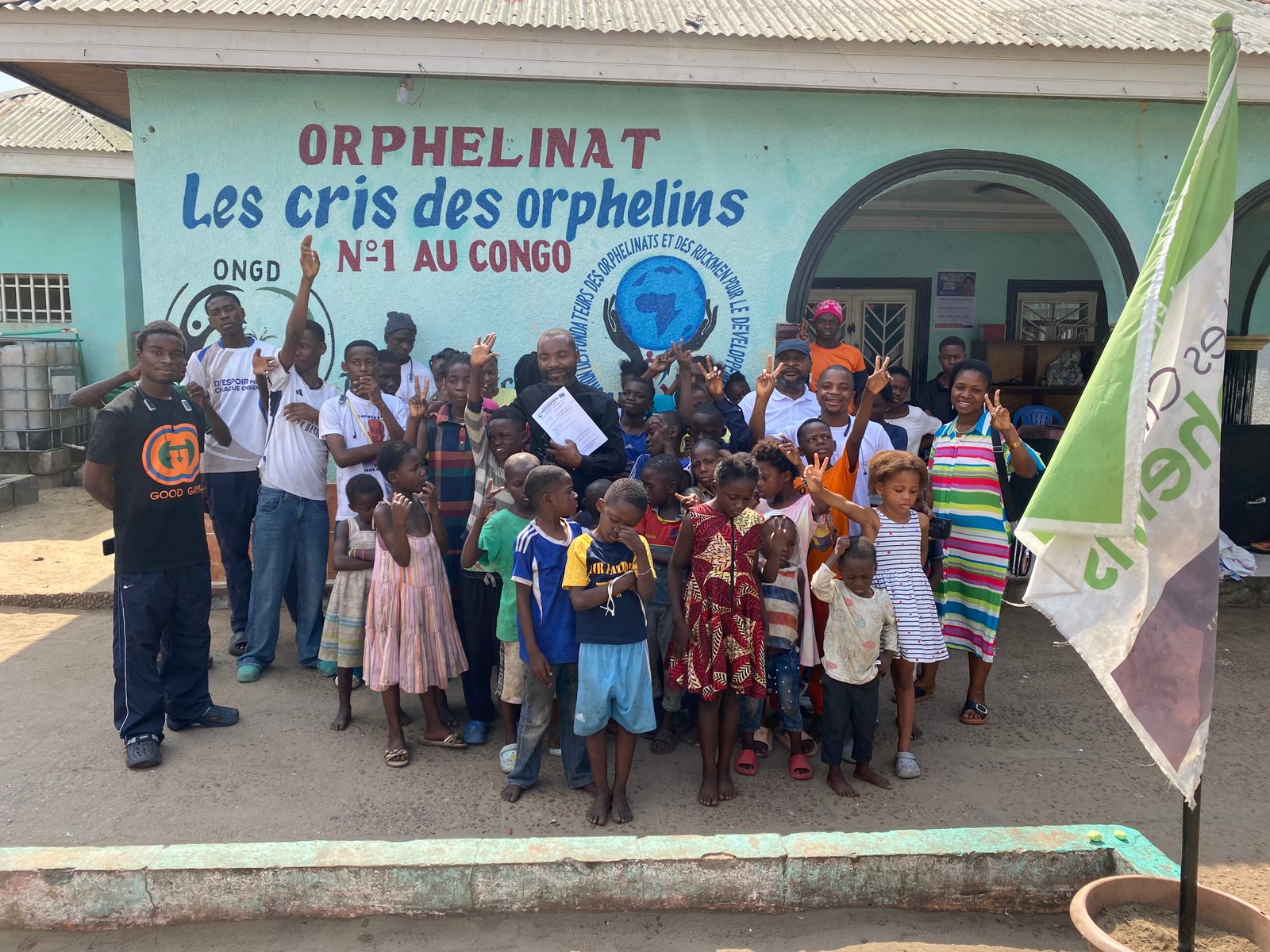 Un sourire pour les enfants de l'orphelinat de Kinshasa" • "Ensemble pour offrir un repas et de l'espoir aux orphelins"