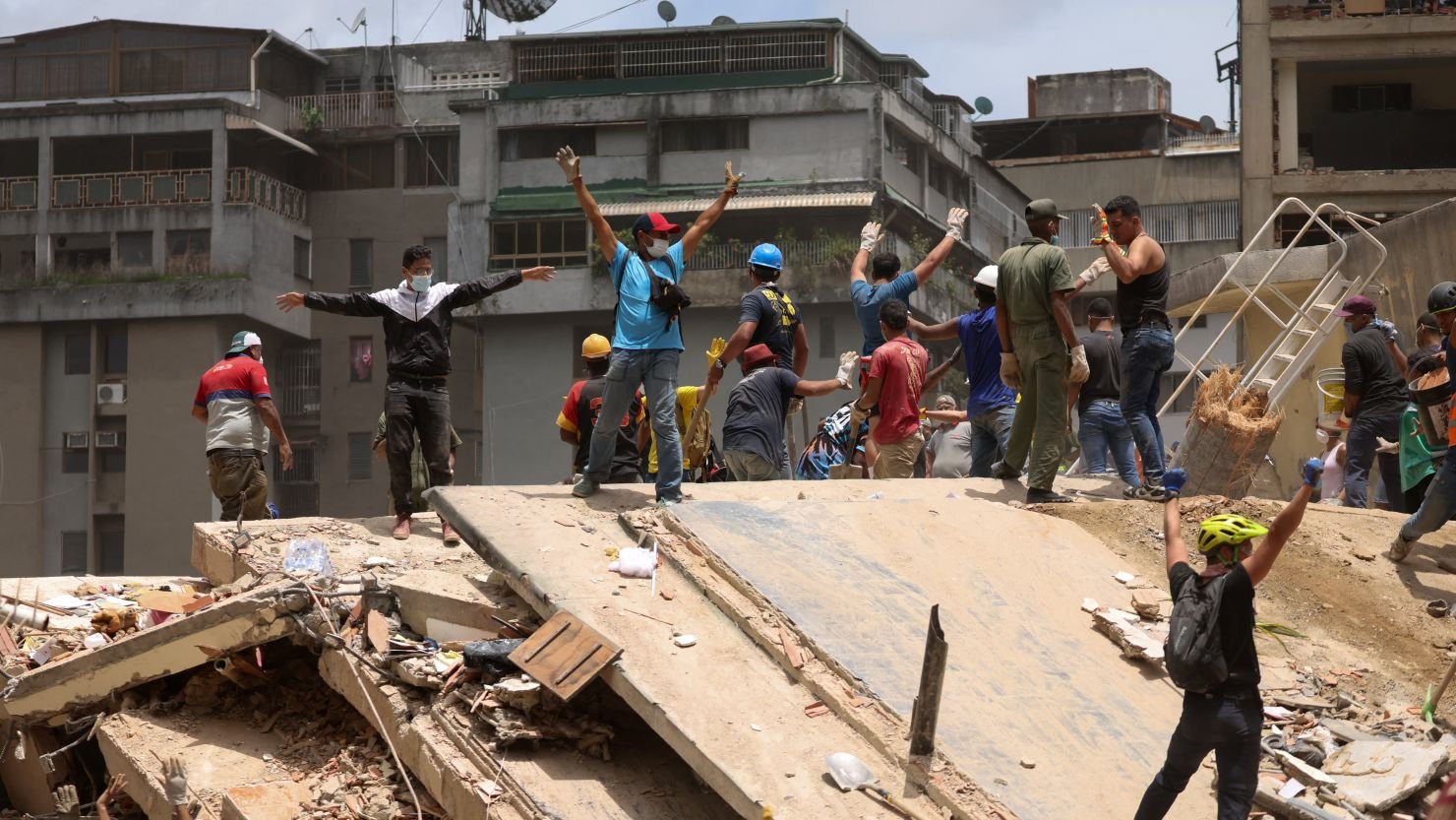 Ayuda para recaudar fondos y darle de comer a los rescatistas en La Guaira